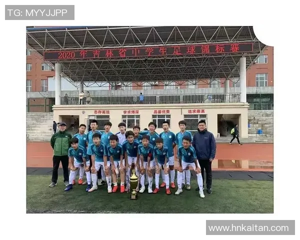 深圳足球队奋勇争先全力冲击新赛季目标展现团队精神与拼搏精神